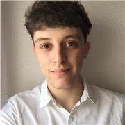 Jeune étudiant proposant des cours d'anglais pour écolier et collégiens